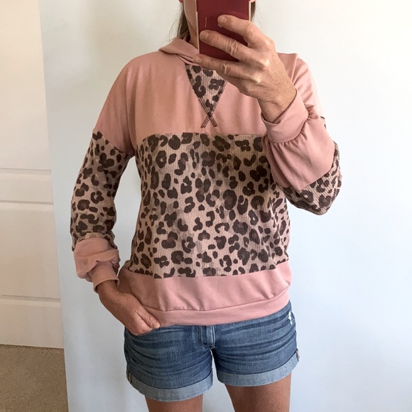 Leopard Print Contrast Hoodie - Picture 2 of 7
